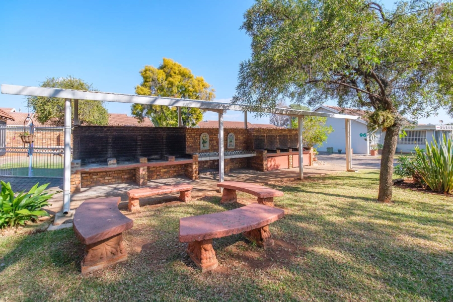 3 Bedroom Property for Sale in Die Hoewes Gauteng
