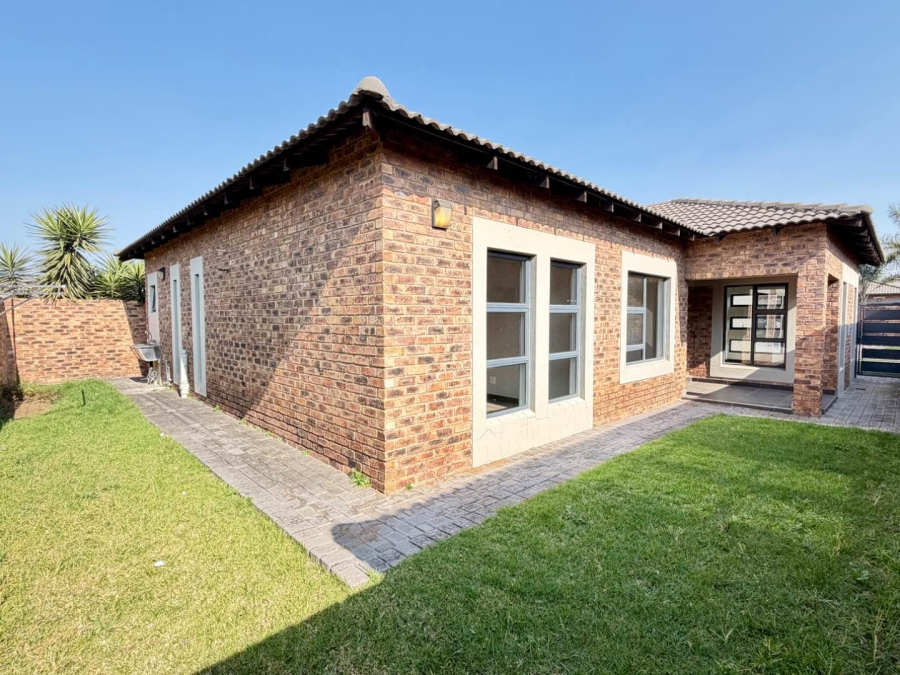 To Let 3 Bedroom Property for Rent in Beyerspark Gauteng