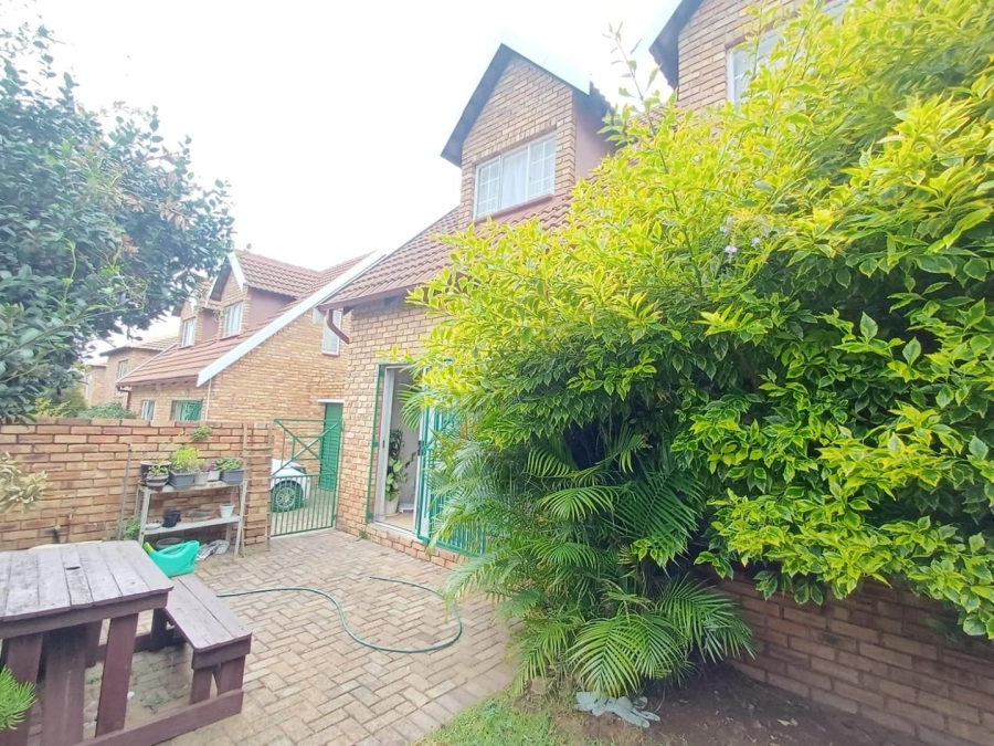 To Let 3 Bedroom Property for Rent in Bromhof Gauteng
