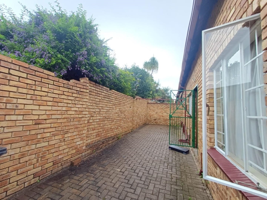 To Let 3 Bedroom Property for Rent in Bromhof Gauteng
