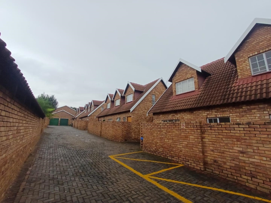 To Let 3 Bedroom Property for Rent in Bromhof Gauteng