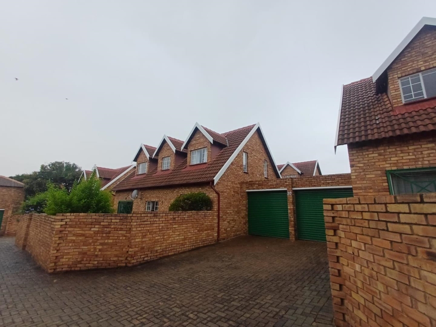 To Let 3 Bedroom Property for Rent in Bromhof Gauteng