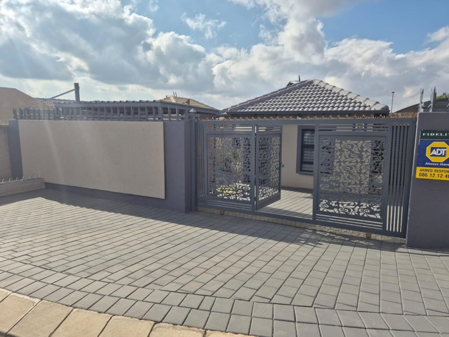3 Bedroom Property for Sale in Clayville Gauteng