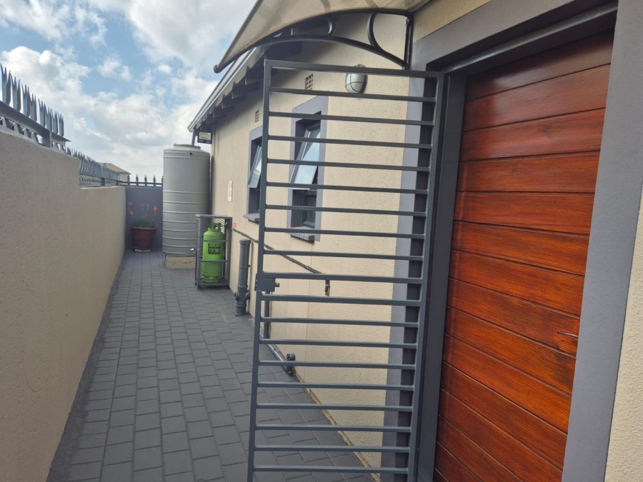 3 Bedroom Property for Sale in Clayville Gauteng