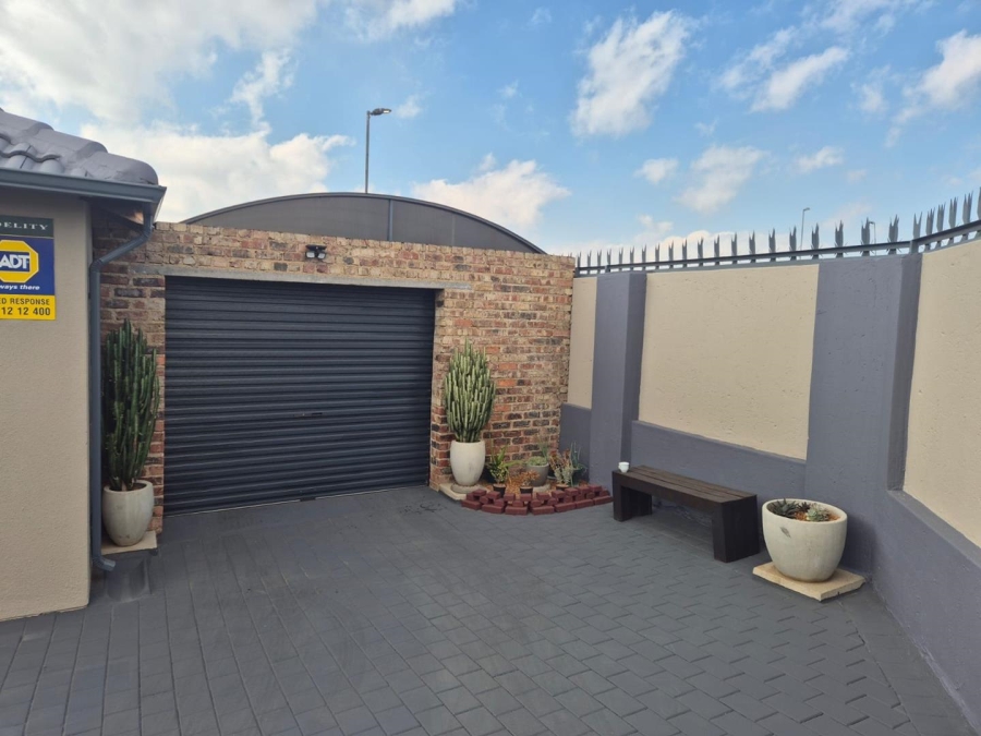 3 Bedroom Property for Sale in Clayville Gauteng