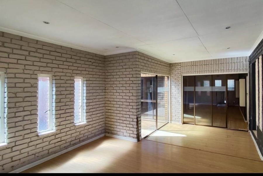 6 Bedroom Property for Sale in Terenure Gauteng