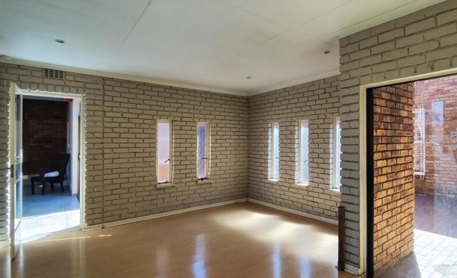 6 Bedroom Property for Sale in Terenure Gauteng