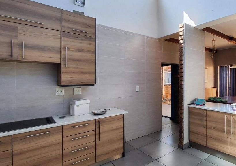6 Bedroom Property for Sale in Terenure Gauteng