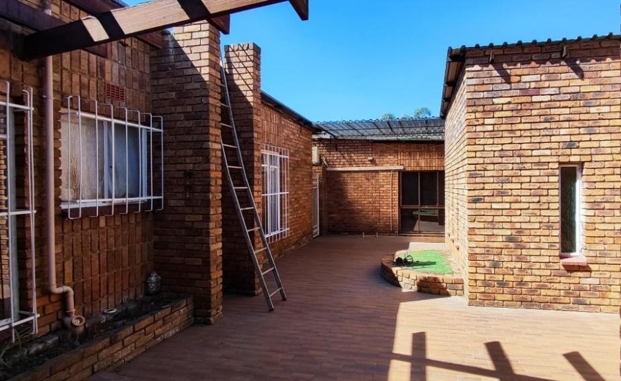 6 Bedroom Property for Sale in Terenure Gauteng
