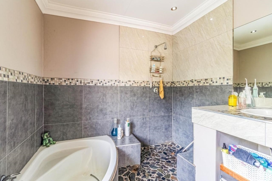 4 Bedroom Property for Sale in Rangeview Gauteng