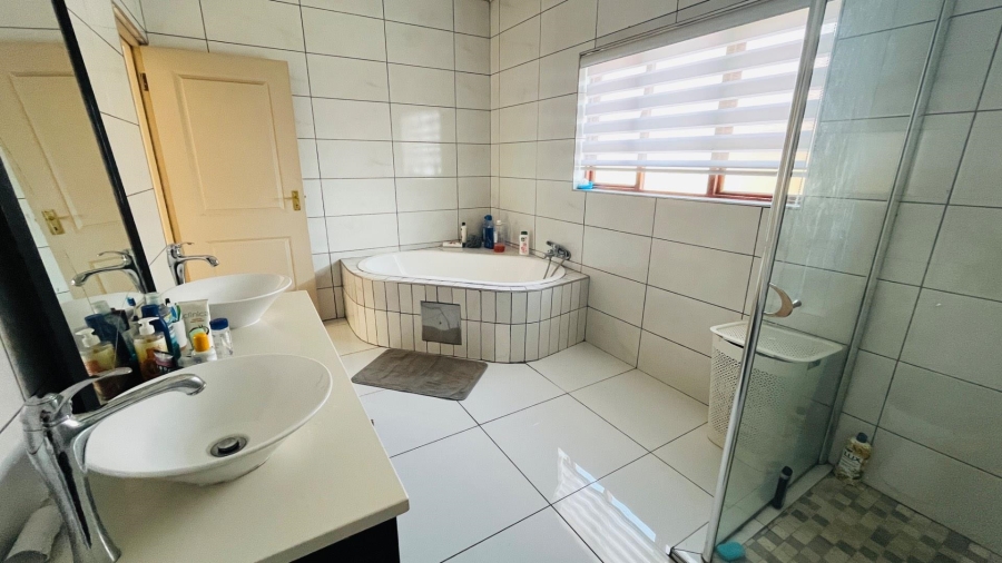 4 Bedroom Property for Sale in Helderwyk Gauteng