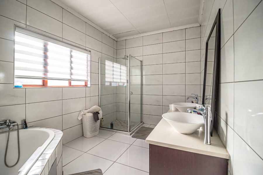 4 Bedroom Property for Sale in Helderwyk Gauteng