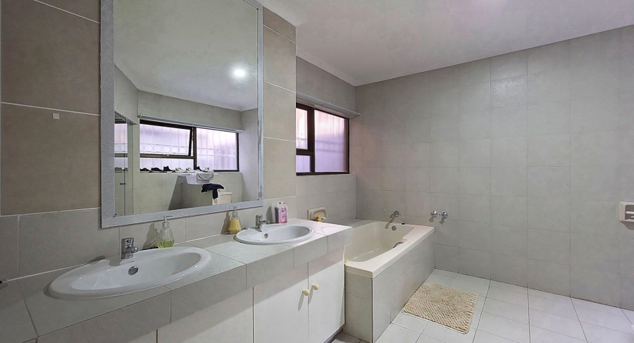 To Let 3 Bedroom Property for Rent in Sandown Gauteng