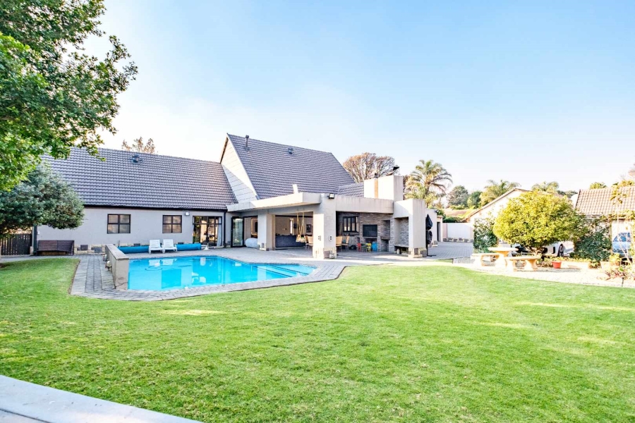 5 Bedroom Property for Sale in Lakefield Gauteng