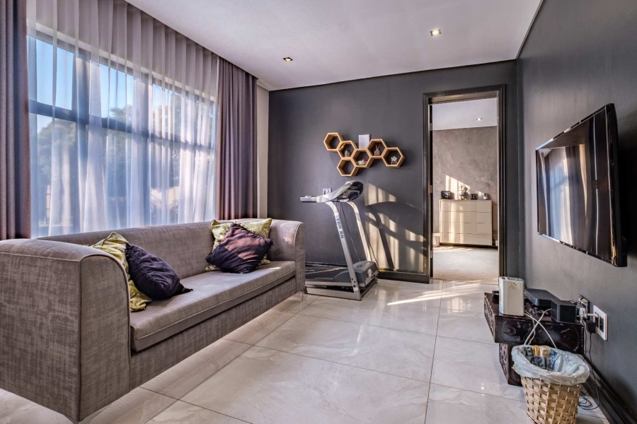 5 Bedroom Property for Sale in Lakefield Gauteng