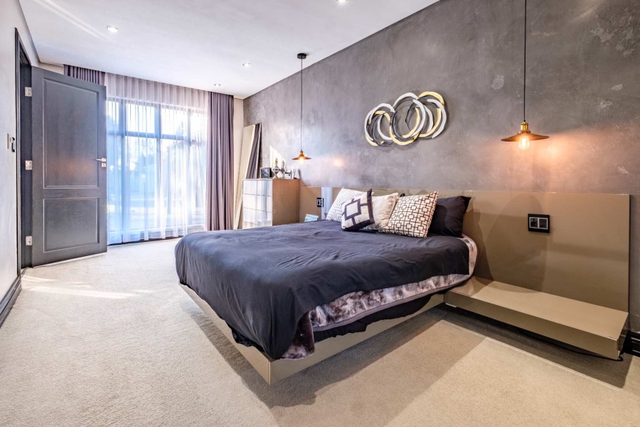 5 Bedroom Property for Sale in Lakefield Gauteng