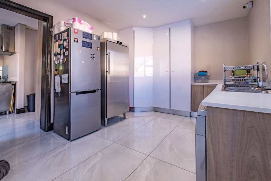 5 Bedroom Property for Sale in Lakefield Gauteng