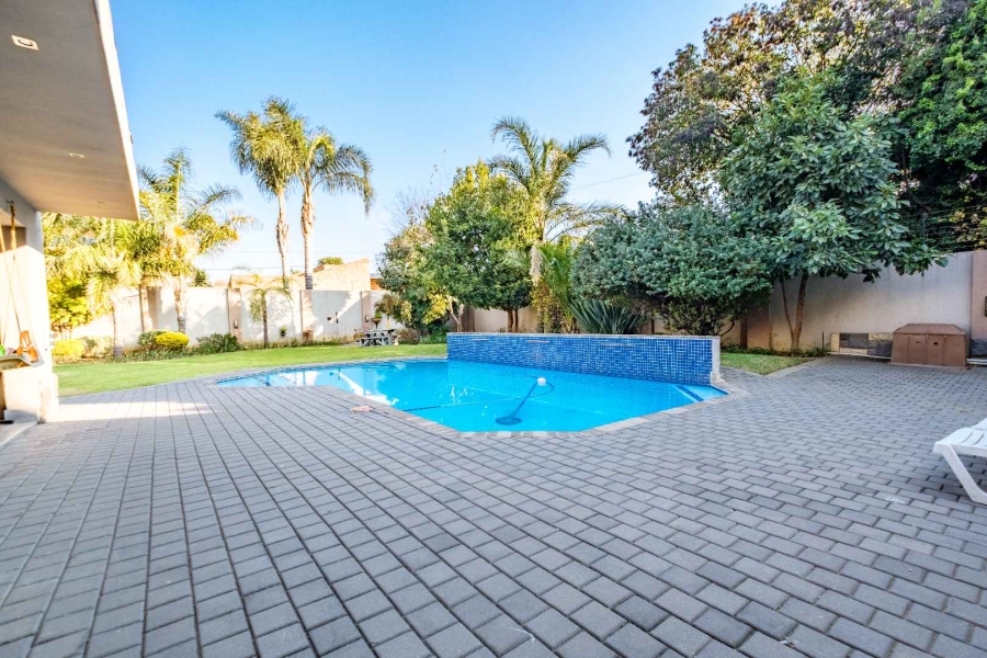 5 Bedroom Property for Sale in Lakefield Gauteng
