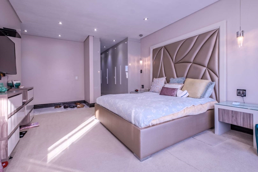 5 Bedroom Property for Sale in Lakefield Gauteng