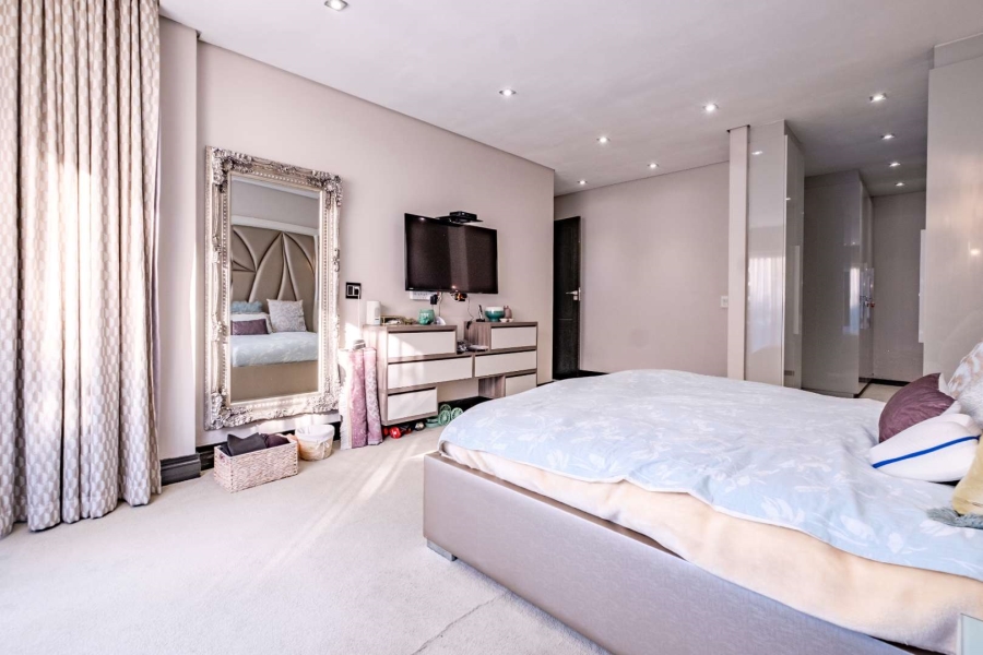 5 Bedroom Property for Sale in Lakefield Gauteng