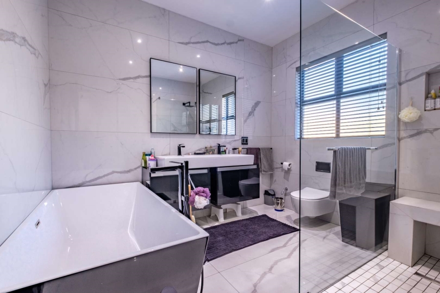 5 Bedroom Property for Sale in Lakefield Gauteng