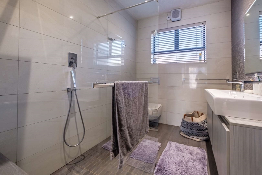5 Bedroom Property for Sale in Lakefield Gauteng