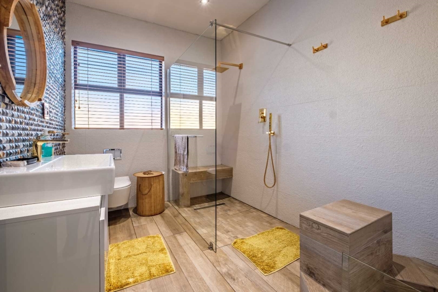 5 Bedroom Property for Sale in Lakefield Gauteng