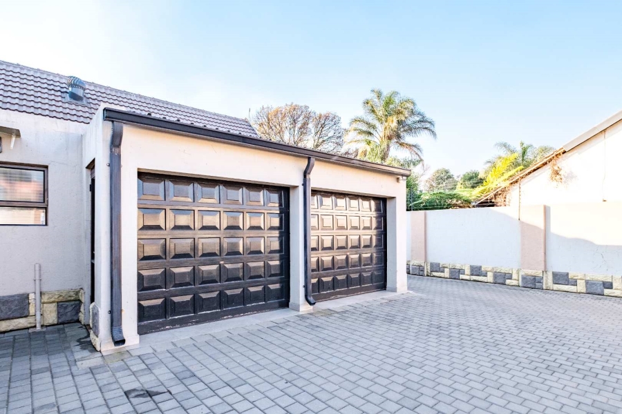 5 Bedroom Property for Sale in Lakefield Gauteng