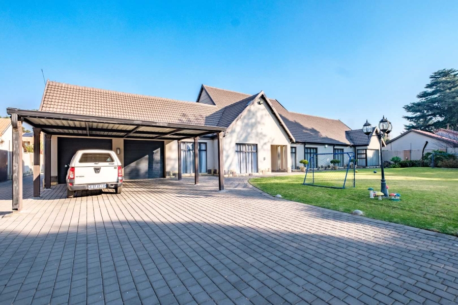 5 Bedroom Property for Sale in Lakefield Gauteng