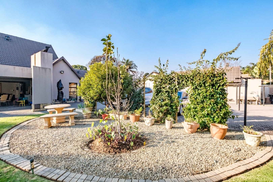 5 Bedroom Property for Sale in Lakefield Gauteng