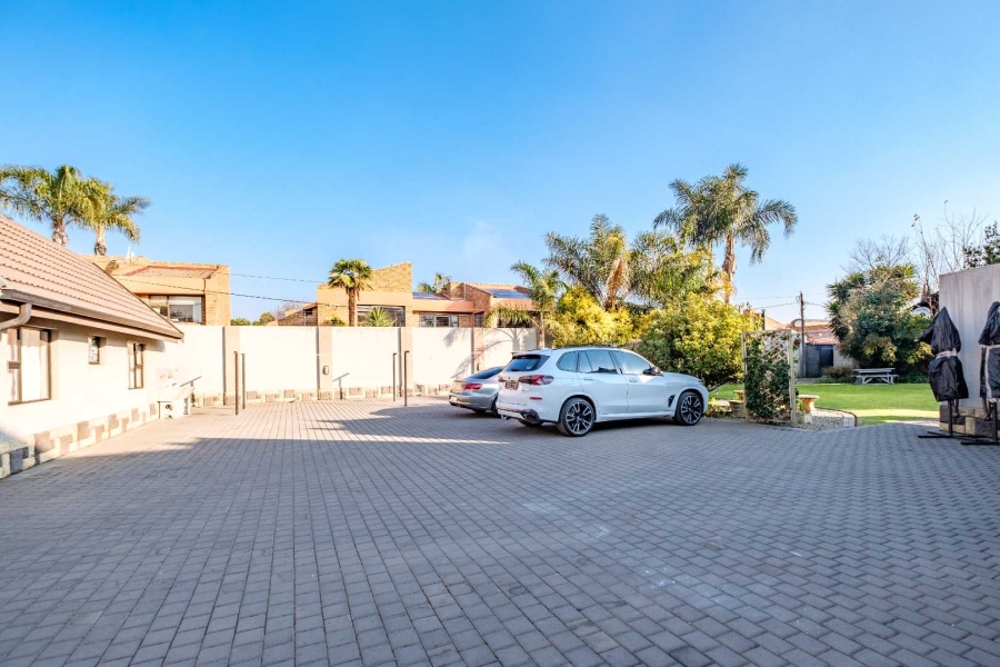 5 Bedroom Property for Sale in Lakefield Gauteng