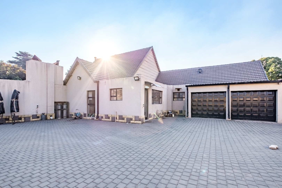 5 Bedroom Property for Sale in Lakefield Gauteng