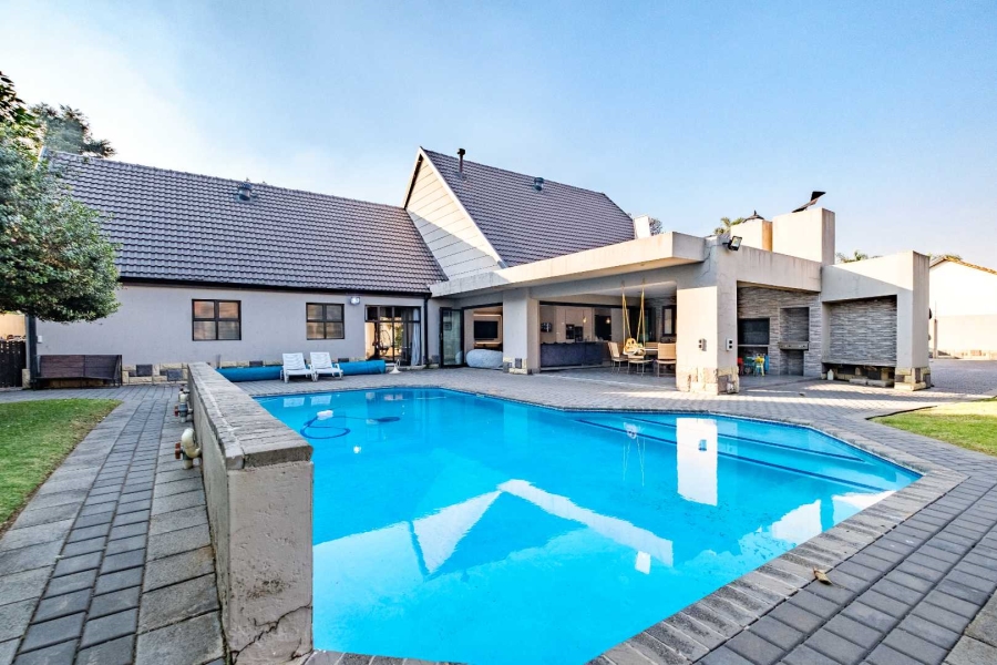 5 Bedroom Property for Sale in Lakefield Gauteng