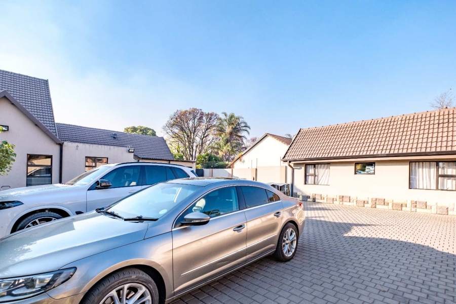 5 Bedroom Property for Sale in Lakefield Gauteng