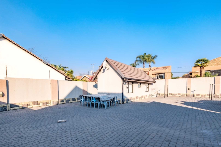 5 Bedroom Property for Sale in Lakefield Gauteng