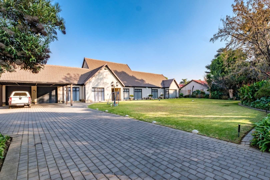 5 Bedroom Property for Sale in Lakefield Gauteng
