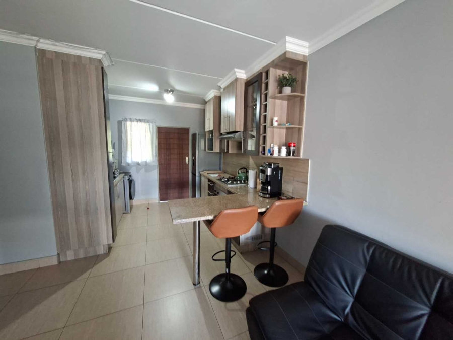 To Let 2 Bedroom Property for Rent in Waverley Gauteng