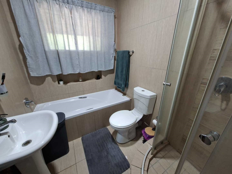 To Let 2 Bedroom Property for Rent in Waverley Gauteng