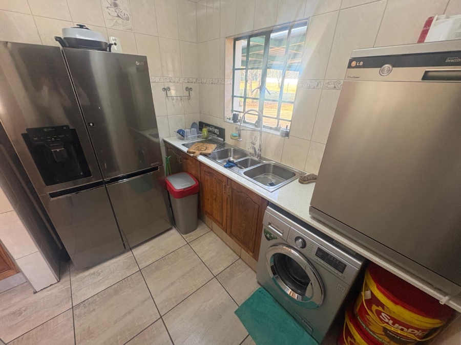 7 Bedroom Property for Sale in Walker Fruit Farms Gauteng