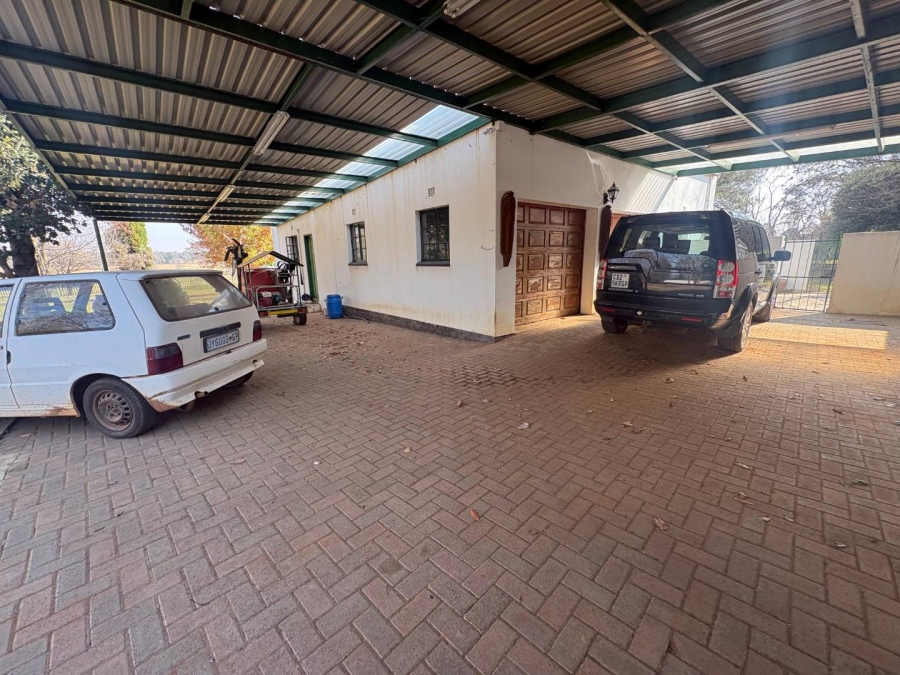 7 Bedroom Property for Sale in Walker Fruit Farms Gauteng