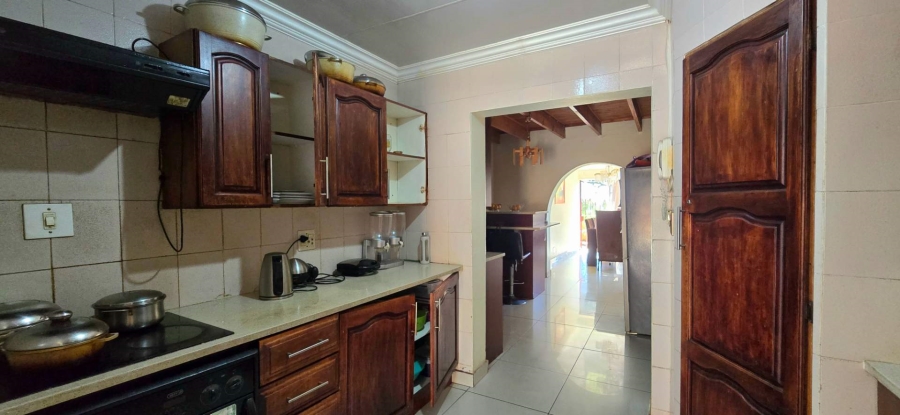 7 Bedroom Property for Sale in Garsfontein Gauteng