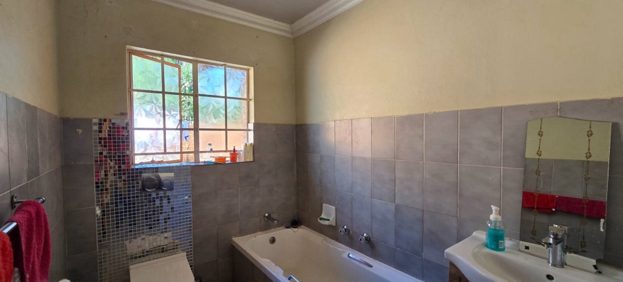 7 Bedroom Property for Sale in Garsfontein Gauteng