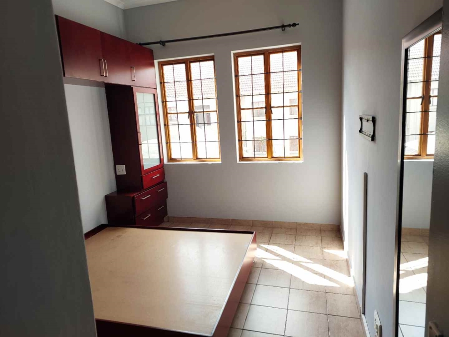 To Let 1 Bedroom Property for Rent in Saxonwold Gauteng