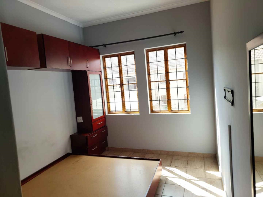 To Let 1 Bedroom Property for Rent in Saxonwold Gauteng