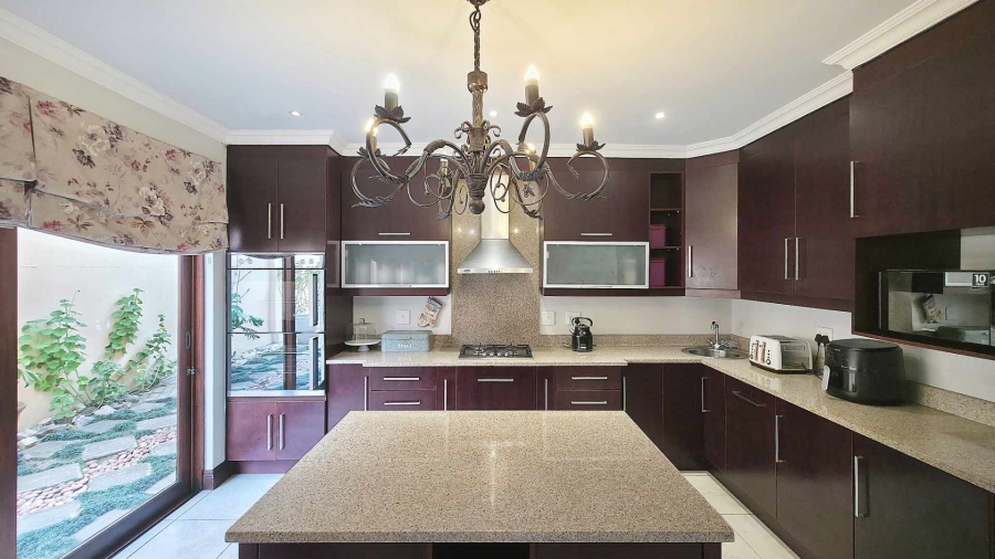 To Let 4 Bedroom Property for Rent in Sandown Gauteng