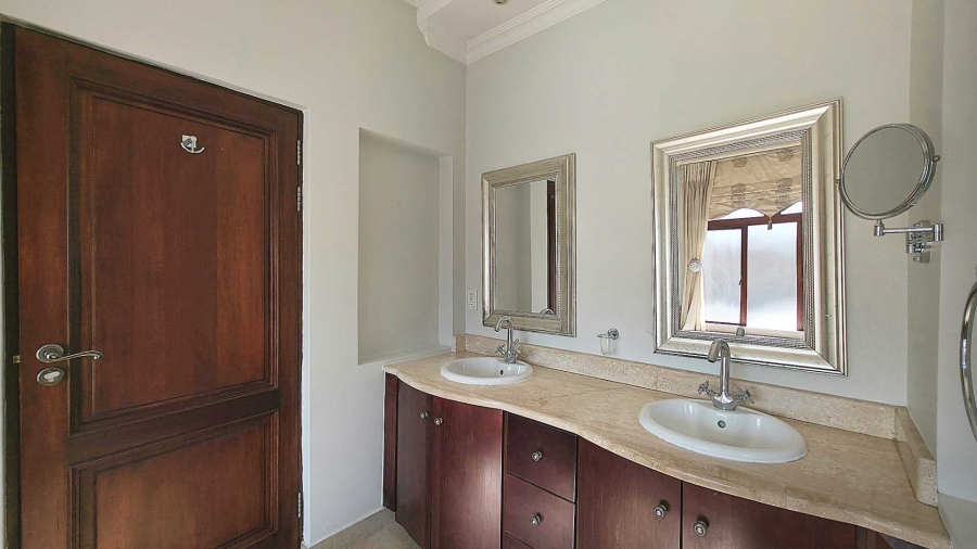 To Let 4 Bedroom Property for Rent in Sandown Gauteng