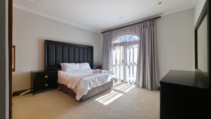 To Let 4 Bedroom Property for Rent in Sandown Gauteng