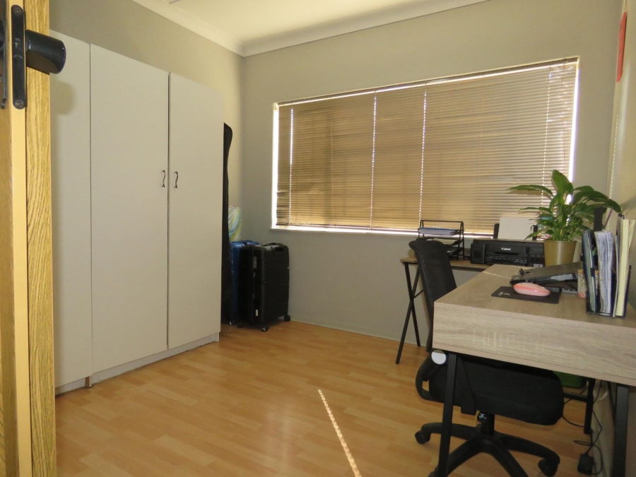4 Bedroom Property for Sale in General Albertspark Gauteng