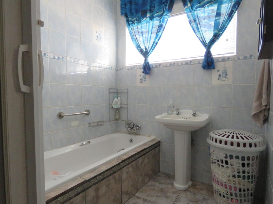 4 Bedroom Property for Sale in General Albertspark Gauteng