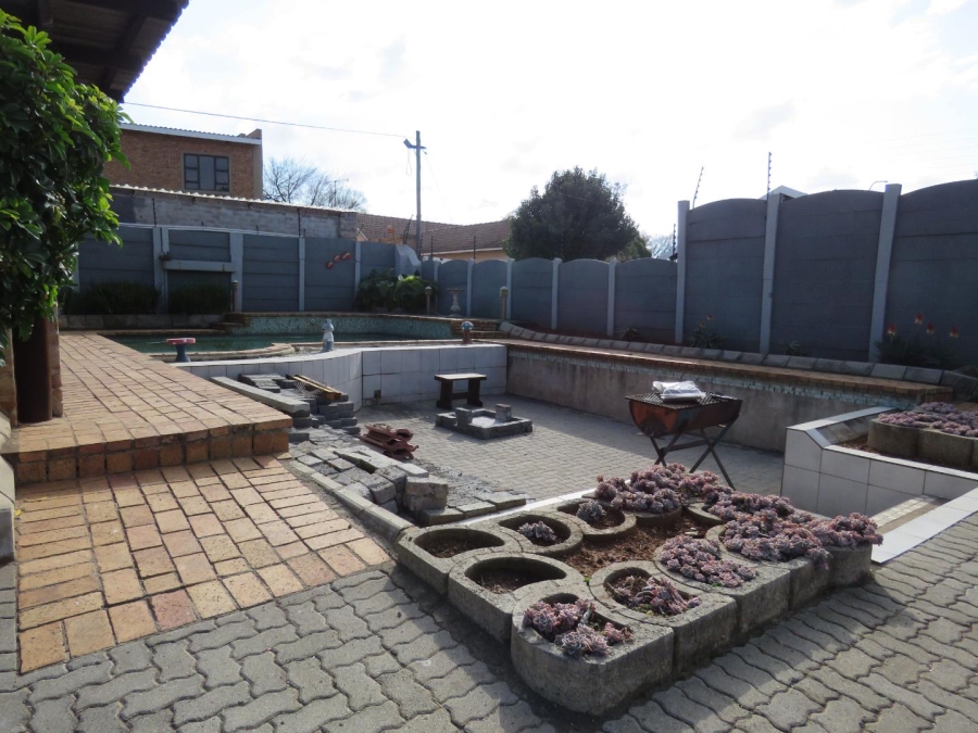 4 Bedroom Property for Sale in General Albertspark Gauteng